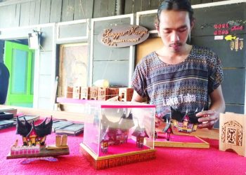 Kerajinan Miniatur Rumah Gadang, Siapa Saja Boleh Berkarya di Sanggar Karya