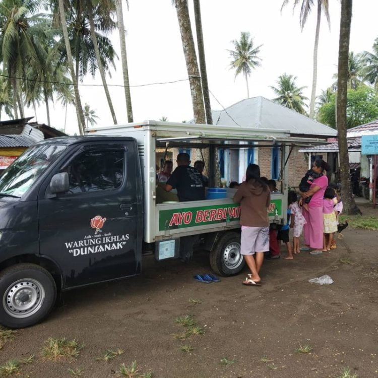 Mobil Warung Ikhlas Dunsanak saat berkeliling menjual nasi bungkus dengan harga Rp2.000 untuk masyarakat dengan perekonomian menengah ke bawah. IST
