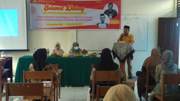 Ketua Umum IPTI Sumbar, Muhammad Arif, memberikan sambutan dalam agenda pelatihan jurnalistik bagi kader perempuan muda Tarbiyah Islamiyah, yang ditaja oleh Bidang Pemberdayaan Perempuan dan Anak IPTI Sumbar, Sabtu (27/11). IST