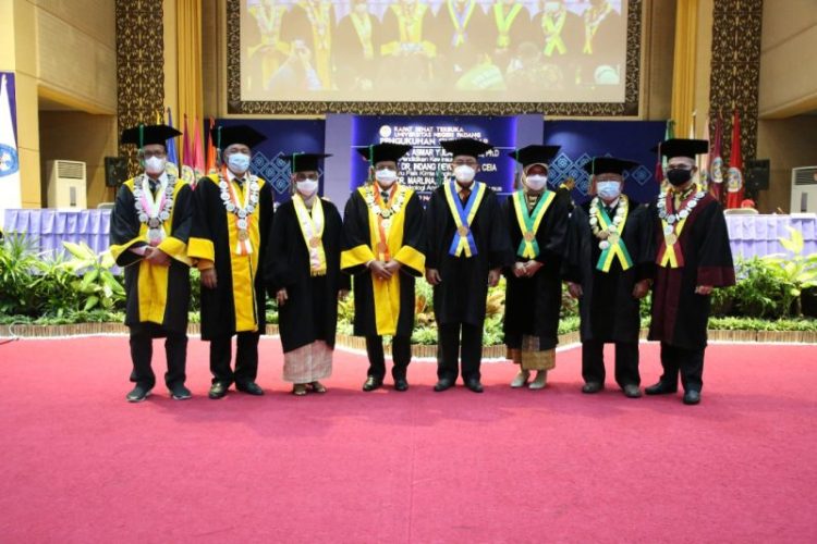 Rektor UNP, Prof. Ganefri, Ph.D, didampingi Ketua Senat UNP, Prof. Dr. Sufyarma Marsidin, M.Pd, Wakil Rektor (WR) I, II, III, foto bersama dengan Prof. Asmar Yulastri, Ph.D, Prof. Dr. Indang Dewata, M.Si, dan Prof. Dr. Marlina, M.Si, usai pengukuhan guru besar di Auditorium UNP Senin (29/11). Total UNP telah memiliki sebanyak 73 orang guru besar sampai saat ini. IST/HUMAS