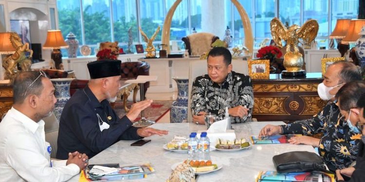 Ketua MPR RI Bambang Soesatyo mendengar penjelasan terkait progres pembangunan Monumen Nasional PDRI di Kabupaten Lima Puluh Kota, dari Gubernur Sumbar Mahyeldi Ansharullah, saat pertemuan pertengahan November lalu. IST