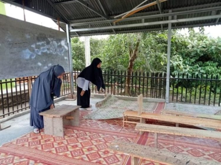 Santri di Pondok Pesantren Nurul Yaqin Ambung Kapur pada saat membersihkan salah satu ruang belajar terbuka, Rabu (1/12). SUCI WAHYUNI 