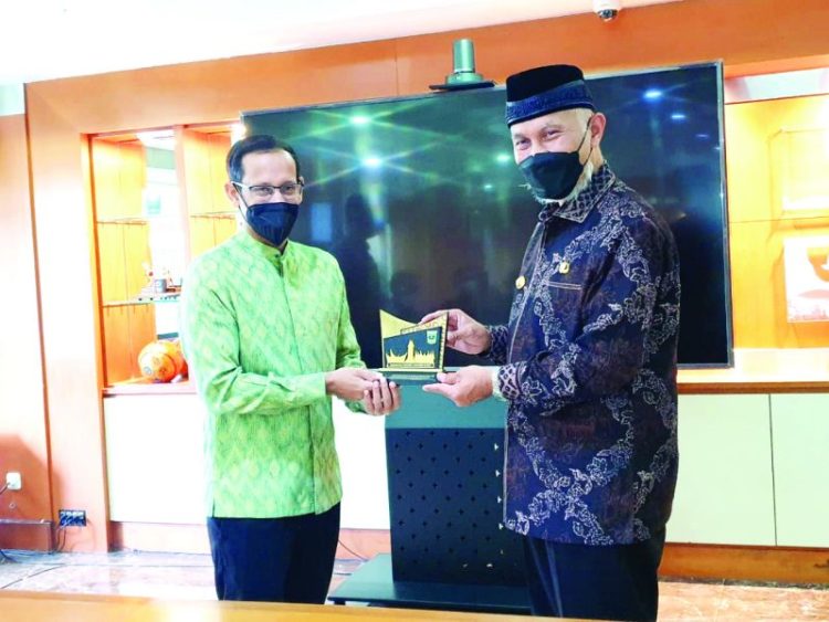 Gubernur Sumbar Mahyeldi Ansharullah bersama Menteri Pendidikan, Kebudayaan, Riset, dan Teknologi Nadiem Makarim, di sela raker dan pertemuan keduanya di Kemendikbudristek, Rabu (8/12). IST/ADPIM SUMBAR