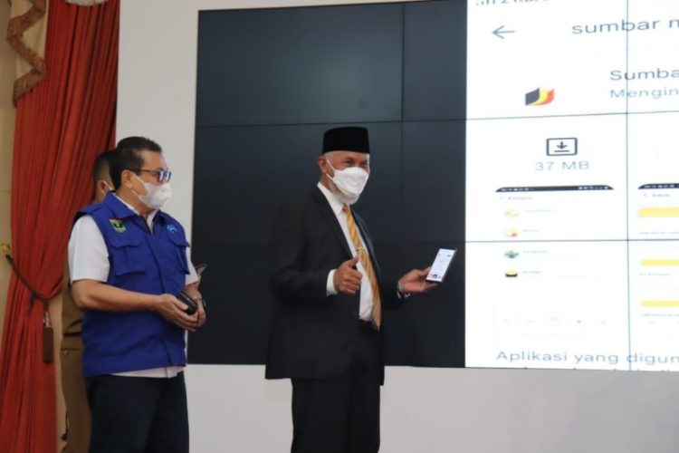 FOTO 1 : Gubernur Sumbar, Mahyeldi Ansharullah didampingi Kepala Diskominfotik Sumbar, Jasman Rizal saat peluncuran aplikasi Super Apps Sumbar Madani, Selasa (14/12). ISTFOTO 2 : Dinas Komunikasi Informatika dan Statistik Provinsi Sumbar meluncurkan Super Apps Sumbar Madani dalam upaya digitalisasi layanan pemerintahan daerah.