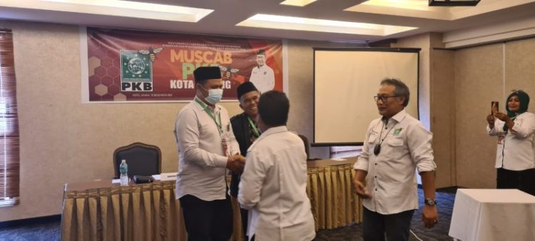 KETUA BARU—Ketua DPC PKB Kota Padang, Yusri Latif (kiri), menerima ucapan selamat dari salah satu pimpinan PAC PKB Kota Padang, usai Muscab DPC PKB Kota Padang di Axana Hotel, Rabu (15/12). IST