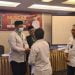 KETUA BARU—Ketua DPC PKB Kota Padang, Yusri Latif (kiri), menerima ucapan selamat dari salah satu pimpinan PAC PKB Kota Padang, usai Muscab DPC PKB Kota Padang di Axana Hotel, Rabu (15/12). IST