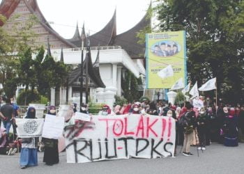 Massa Datangi DPRD Sumbar, Pro Kontra RUU TPKS Masih Berlanjut