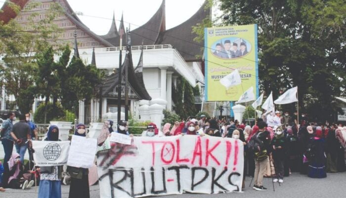 Massa Datangi DPRD Sumbar, Pro Kontra RUU TPKS Masih Berlanjut