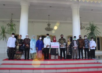 Prof. Raudha Thaib Dianugerahi Gelar Tokoh Masyarakat Adat pada Anugerah Kebudayaan Indonesia
