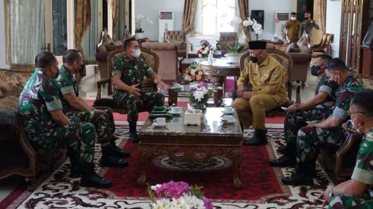 Danrem 032/Wbr Brigjen TNI Purmanto beserta jajaran, saat bersilaturahmi dengan Gubernur Sumbar Mahyeldi Ansharullah di Istana Gubernur Sumbar, Senin (27/12). IST/BIRO ADPIMPROV