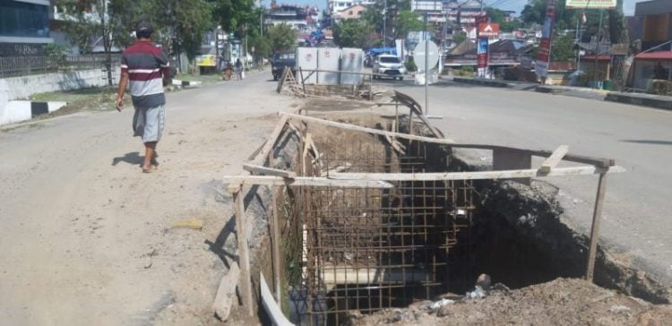Pekerjaan fisik peningkatan saluran drainase primer dari Simpang Kangkuang hingga Jalan Pemuda Pasar Bawah, yang diputus kontrak oleh Pemko Bukittinggi karena pihak rekanan tak mampu menuntaskan pekerjaan hingga batas waktu akhir. YURSIL