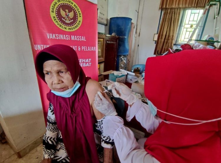 Seorang warga lanjut usia menerima suntikan vaksin Covid-19 di Kabupaten Sawahlunto, Senin (27/12). Lansia menjadi kelompok capaian vaksinasi terendah di Sumbar dengan realisasi masih di bawah 50 persen IST