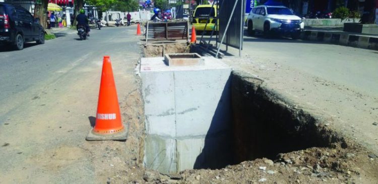 Proyek peningkatan saluran drainase primer dari Simpang Kangkuang hingga Jalan Pemuda Pasar Bawah, yang diputus kontrak oleh Pemko Bukittinggi, dengan alasan pihak rekanan tak mampu menuntaskan pekerjaan hingga batas waktu akhir. YURSIL