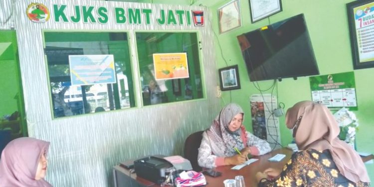 Anggota Koperasi KSPPS BMT Jati melayani masyarakat program Pinjaman Kebalikan untuk bantu masyarakan kurang mampu  dalam memulai usaha. IST