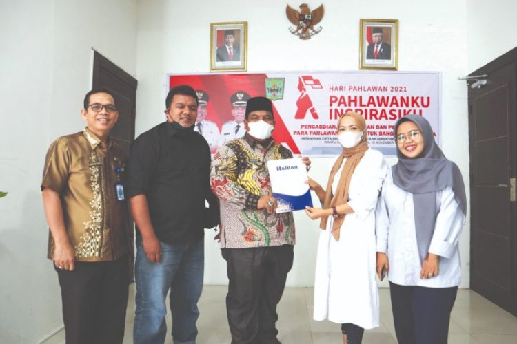 Bupati Padang Pariaman, Suhatri Bur, menerima kunjungan silaturahmi dari tim Harian Haluan Kamis (6/1) di Kantor Bupati Padang Pariaman. Kunjungan ini diharapkan akan memperkuat sinergi antara Haluan dan Pemkab Padang Pariaman. FAUZY