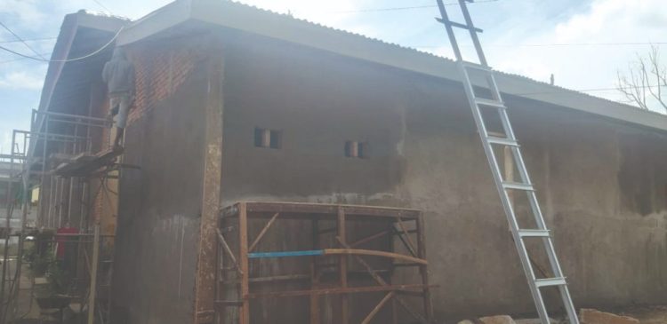 Tukang tengah melakukan pengerjaan proyek pembangunan Aula SMKN 1 Bukittinggi, beberapa waktu lalu. YURSIL