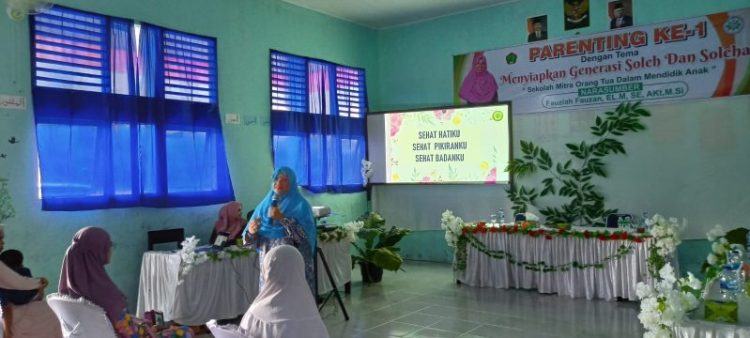 Trainer ahli Parenting yang merupakan pimpinan Pondok Pesantren Diniyah Putri Padang Panjang, Fauziah Fauzan,EL.M, SE, AKt, M.Si, memberikan materi Parenting kepada para wali murid pada Kamis (27/1). FAUZI
