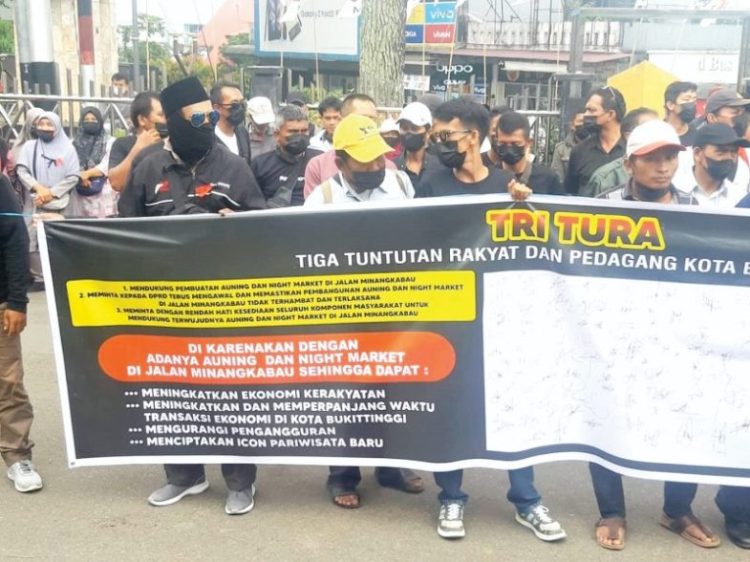 PULUHAN pedagang yang mengatasnamakan Forum Warga Biasa (FWB) menggelar aksi dukungan untuk pembangunan awning di Jalan Minangkabau Pasa Ateh di Kantor DPRD Bukittinggi, Rabu (26/1). GATOT