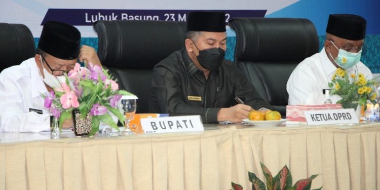 Ketua DPRD Agam, Novi Irwan (tengah), Sekda Agam, Edi Busti (kanan) dan Bupati Agam, Andri Warman (kiri) pada Musrenbang Penyusunan RKPD Tahun 2023 di Aula Bappeda Agam, Rabu (23/3/2022).