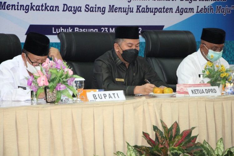 Ketua DPRD Agam, Novi Irwan (tengah), Sekda Agam, Edi Busti (kanan) dan Bupati Agam, Andri Warman (kiri) pada Musrenbang Penyusunan RKPD Tahun 2023 di Aula Bappeda Agam, Rabu (23/3/2022).