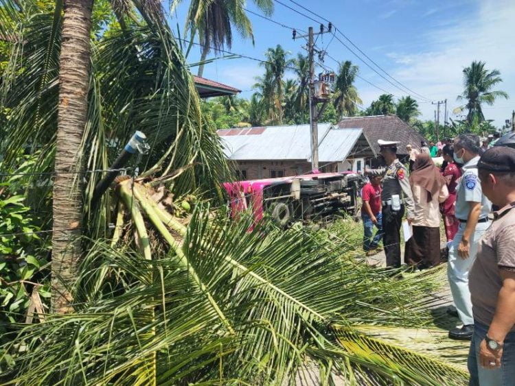 Suasana kecelakaan bus pariwisata yang membawa rombongan mahasiswa UNP. IST