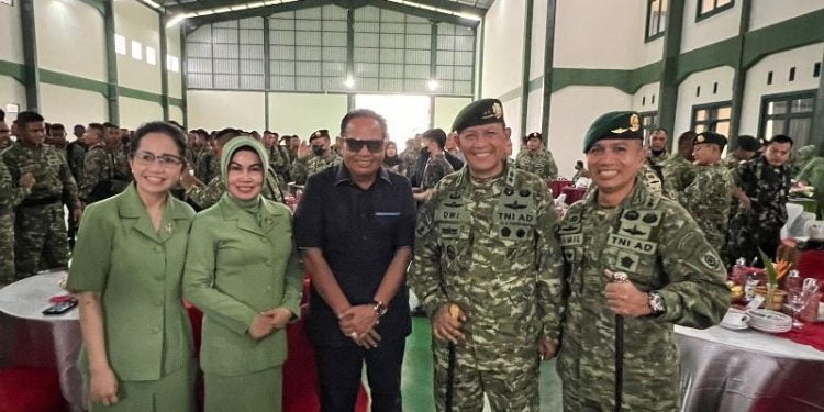 Letkol Inf Kamil Bahren Pasha bersama Panglima Difisi Infantri 3 Kostrad Mayjen TNI Dwi Darmadi dan istri, H Basrizal Koto serta Drg. Lidya Basko.