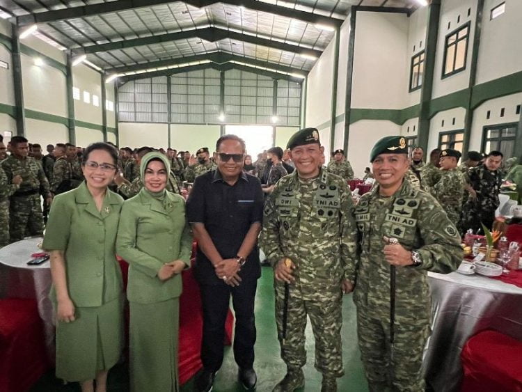 Letkol Inf Kamil Bahren Pasha bersama Panglima Difisi Infantri 3 Kostrad Mayjen TNI Dwi Darmadi dan istri, H Basrizal Koto serta Drg. Lidya Basko.