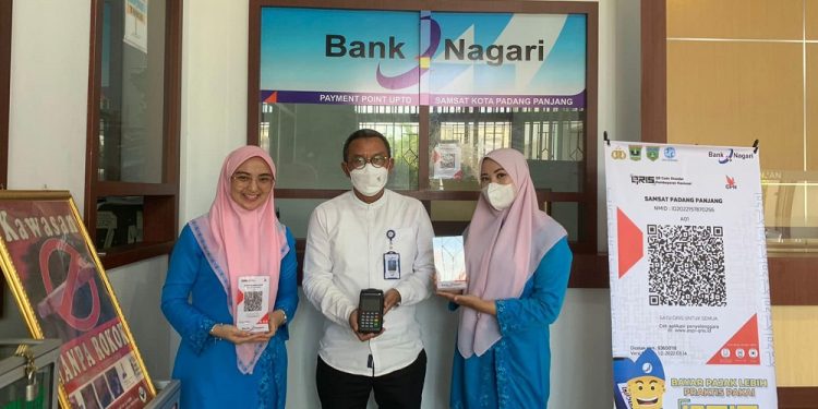 Kepala Cabang Bank Nagari PAdang Panjang bersama staf mempromosikan layanan Aplikasi QRis