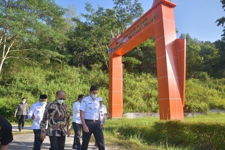 Walikota Sawahlunto, Deri Asta mendampingi  Tim Kemenaker saat meninjau pembangunan Workshop Diklat Pendidikan Vokasi dan BLK Sumatera.