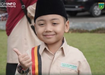 Usia Tiga Tahun Kumandangkan Adzan, “Syaikh” Cilik Ini Harumkan Nama Padang Panjang