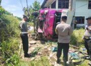 Bus Pariwisata Rombongan Mahasiswa UNP Terguling di Agam
