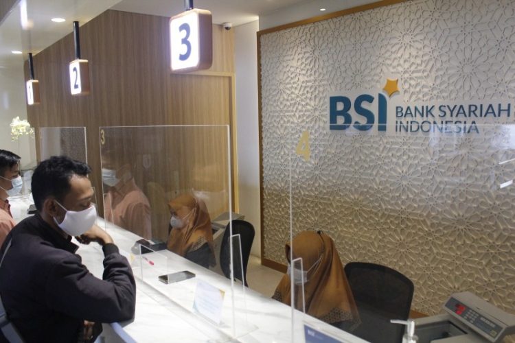 Sejumlah nasabah melakukan transaksi  di Kantor Cabang BSI di Jalan Belakang Olo, Kecamatan Padang Barat, Kota Padang, Sumbar. FAJAR