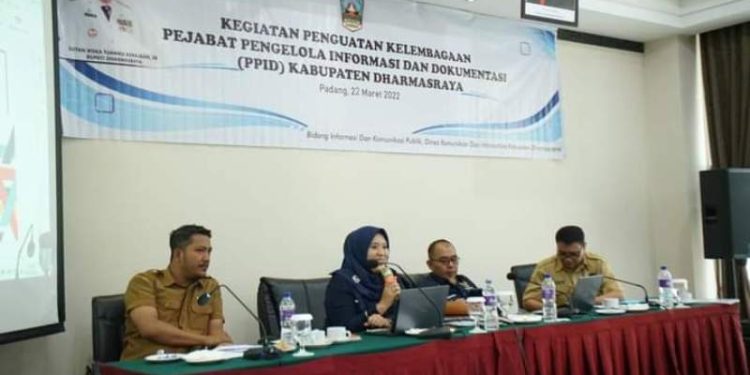 Suasana acara sosialisasi penguatan kelembagaan PPID di Hotel Daima Padang, Selasa (22/3/2022). BADRI