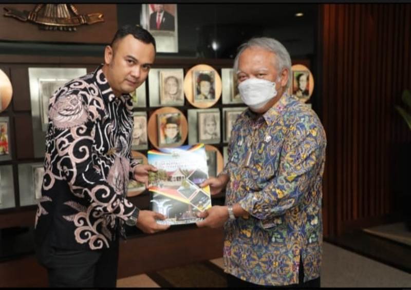 Bupati Benny Dwifa saat bertemu Menteri PUPR Basuki Hadimuljono di Jakarta, Rabu (30/3/2022) terkait percepatan pembangunan dan infrasruktur yang ada di Kabupaten Sijunjung. IST