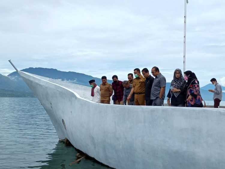 Bupati Solok, Epyardi Asda saat meninjau Danau Singkarak, beberapa waktu yang lalu. IST