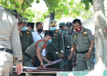Tutupi Keindahan Pantai, Tim Gabungan Bongkar Lapak PKL di Pantai Padang