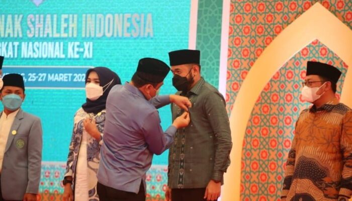 Fadly Amran Terima Anugerah FASI XI 2022