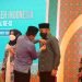 Penyematan PIN Anugerah FASI XII 2022 oleh Ketua Pembina DPP BKPRMI, Komjen Polisi (Purn) Dr. Syafruddin Kambo, M.Si kepada Wali Kota Padang Panjang, Fadly Amran. APIZRAJOALAM