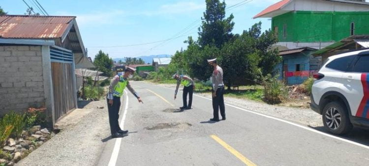 Petugas satlantas melakukan pengecekan jalan berlubang di wilayah hukum Polres Solok Selatan, Senin (28/3). KIKI NOFRIJUM