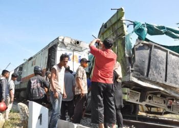 KA Sibinuang Tabrak Truk Fuso Bermuatan Semen