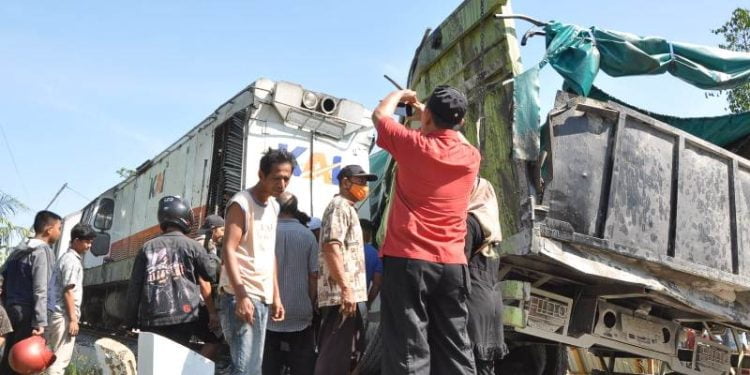 Suasana kecelakaan Kereta Api Sibinuang menabrak truk fuso bermuatan semen di Jalan Adinegoro, Lubuk Buaya, Kecamatan Koto Tangah, Kota Padang, Sumbar, Selasa (29/3/2022) siang. IST