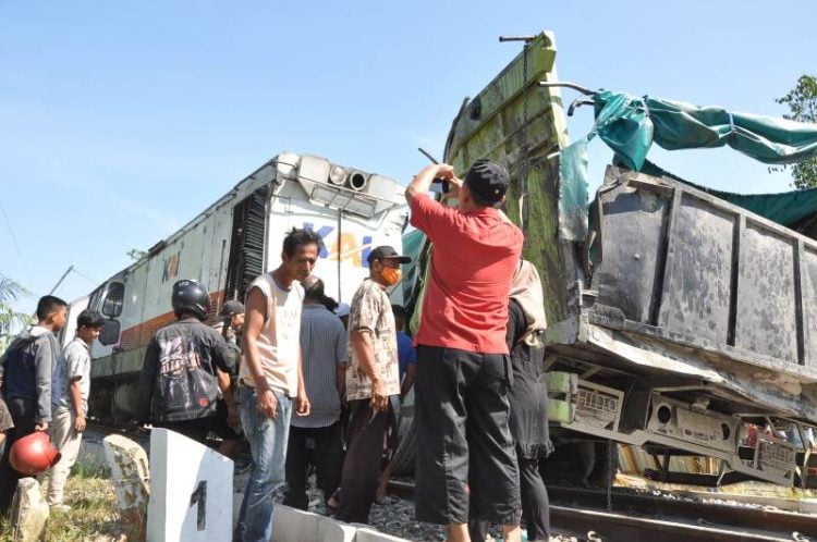 Suasana kecelakaan Kereta Api Sibinuang menabrak truk fuso bermuatan semen di Jalan Adinegoro, Lubuk Buaya, Kecamatan Koto Tangah, Kota Padang, Sumbar, Selasa (29/3/2022) siang. IST