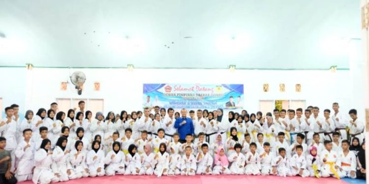 GOJU Ryu Karate-Do Shinbukan Indonesia cabang Kabupaten Pessel mengadakan kegiatan Gashuku dan ujian kenaikan tingkat di Gedung UDKP Kantor Camat Koto XI Tarusan. IST