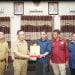 Kadis Kominfo Dharmasraya, Rovanly Abdams menerima cendera mata dari Kadis Kominfo Kota Medan, Arrahmaan Pane. MARYADI