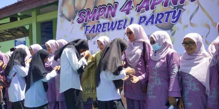 Suasana acara perpisahan siswa kelas 9 SMPN 4 Ampek Nagari, Kabupaten Agam, Sumbar, Kamis (24/3). PERI