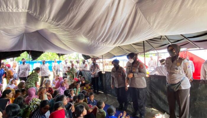 Polwan Polda Sumbar Salurkan Bantuan untuk Korban Gempa