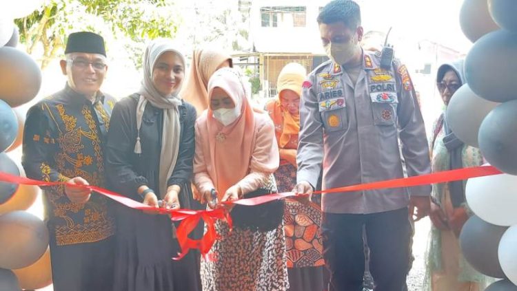 Ketua GOW Pasbar, Fitri Risnawanto, Kapolres AKBP Aries Purwanto dan pemilik Paradise Coffee And Space meresmikan pengoperasian Paradise Coffee And Space, Sabtu (26/3/2022).OSNIWATI