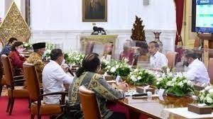 Presiden Joko Widodo memimpin rapat terbatas yang membahas tentang ASEAN Para Games 2022 di Istana Merdeka, Jakarta, pada Selasa, 22 Maret 2022. Foto: BPMI Setpres/Muchlis Jr.