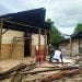 Terlihat salah satu keluarga mengumpulkan sisa-sisa bangunan yang masih bisa digunakan untuk membuat huntara di Nagari Kajai, Kabupaten Pasaman Barat, Rabu (9/3/2022). OSNIWATI