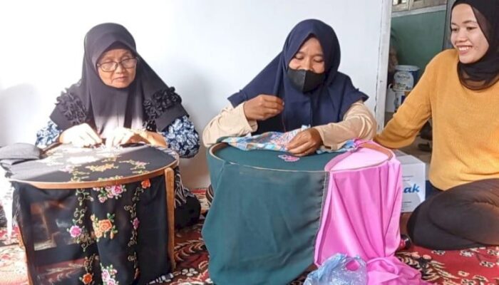 Kube Bungo Tanjung Produksi Songket Bermotif Unik